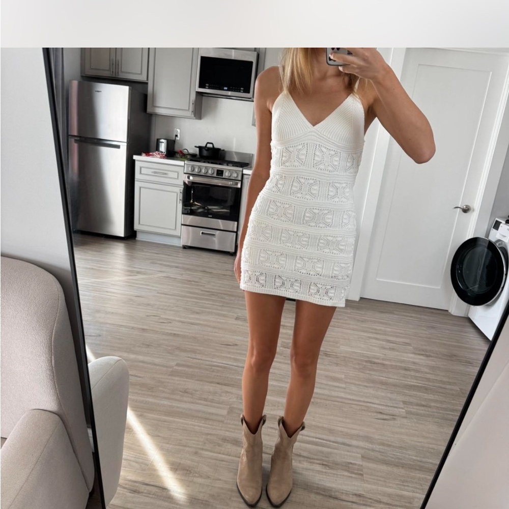 Elegant White Sleeveless Dress